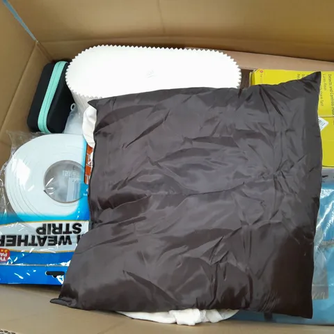 APROXIMATELY 15 ASSORTED HOUSEHOLD ITEMS TO INCLUDE PILLOWS , BEDDING , ETC