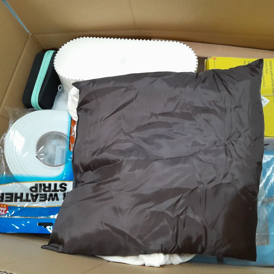 APROXIMATELY 15 ASSORTED HOUSEHOLD ITEMS TO INCLUDE PILLOWS , BEDDING , ETC