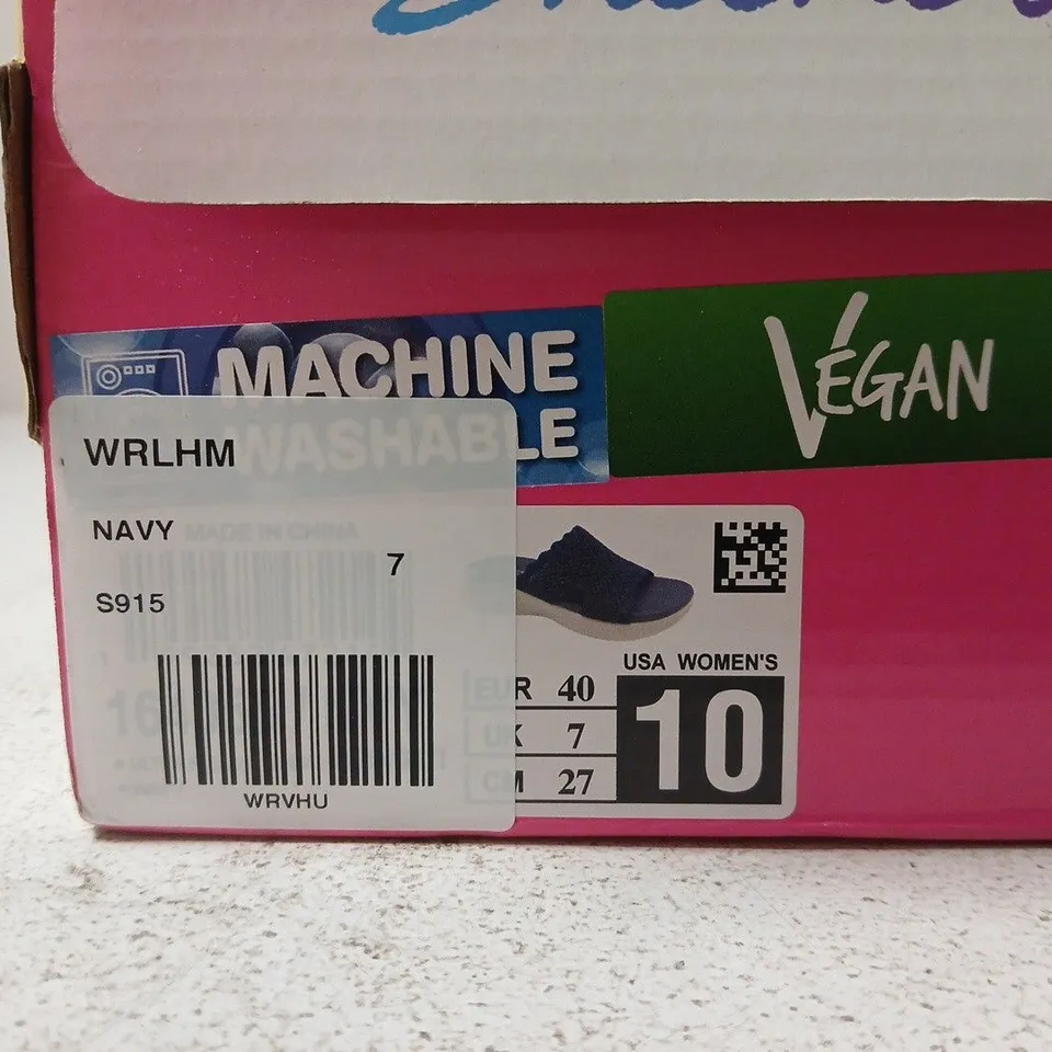 BOXED PAIR OF SKECHERS WOMEN'S NAVY YOGA FOAM SANDALS – UK 7