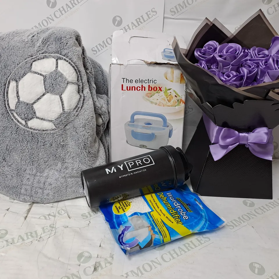 APPROXIMATELY 20 ASSORTED PRODUCTS TO INCLUDE ELECTRIC LUNCH BOX, HANGING WARDROBE DEHUMIDIFIER, FOOTBALL PATTERN THROW/BLANKET 