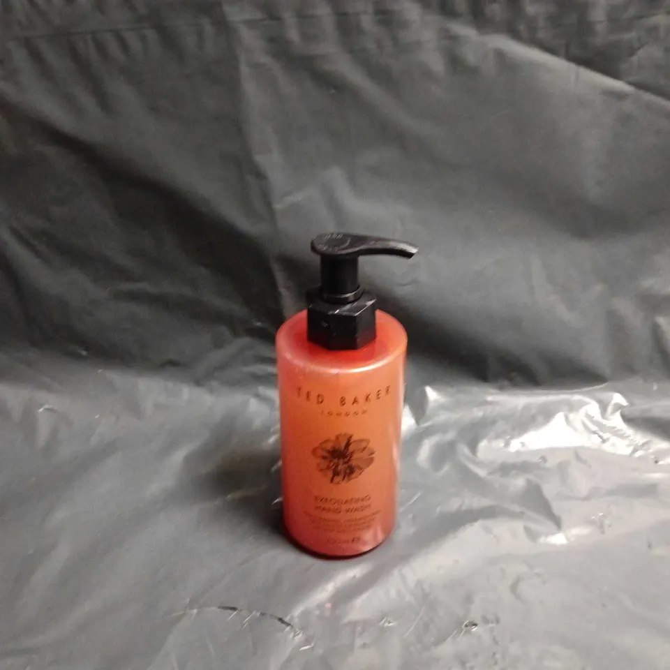 APPROXIMATELY 25 ASSORTED COSMETICS ITEMS TO INCLUDE BED HEAD SHAMPOO AND CONDITIONER, TED BAKER HANDWASH AND COSRX ALL IN ONE CREAM