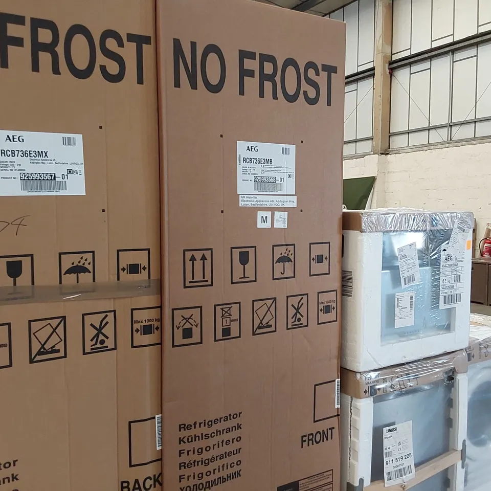 AEG 7000 SERIES FRIDGE FREEZER RCB736E3MB NOFROST 266/101 LITRES, BLACK STAINLESS STEEL & DARK GREY [ENERGY CLASS E]