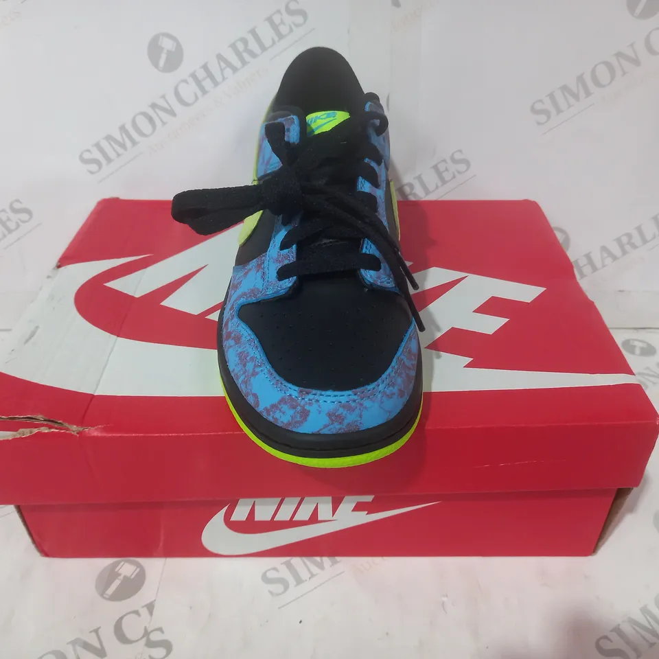 BOXED PAIR OF NIKE DUNK LOW SE 2 SHOES IN BLUE/LIME UK SIZE 5