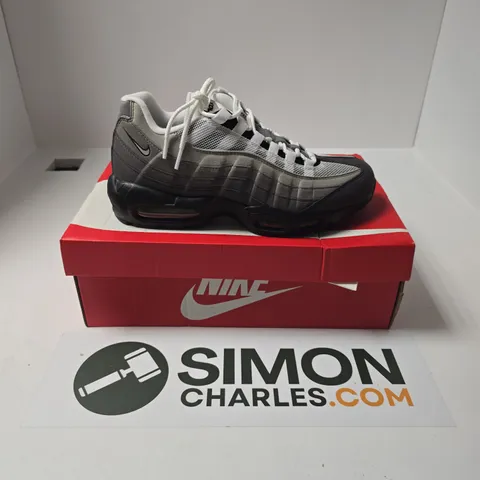 BOXED PAIR OF NIKE AIR MAX 95 OG TRAINERS IN BLACK/WHITE - UK 8.5