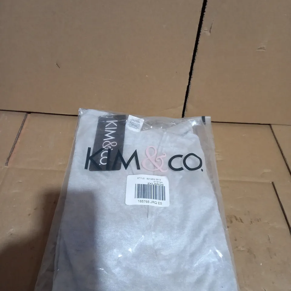 LOT OF APPROXIMATELY 10 CLOTHING ITEMS IN VARIOUS SIZES TO INCLUDE KIM & CO, D&CO, WYNNE LAYERS ETC