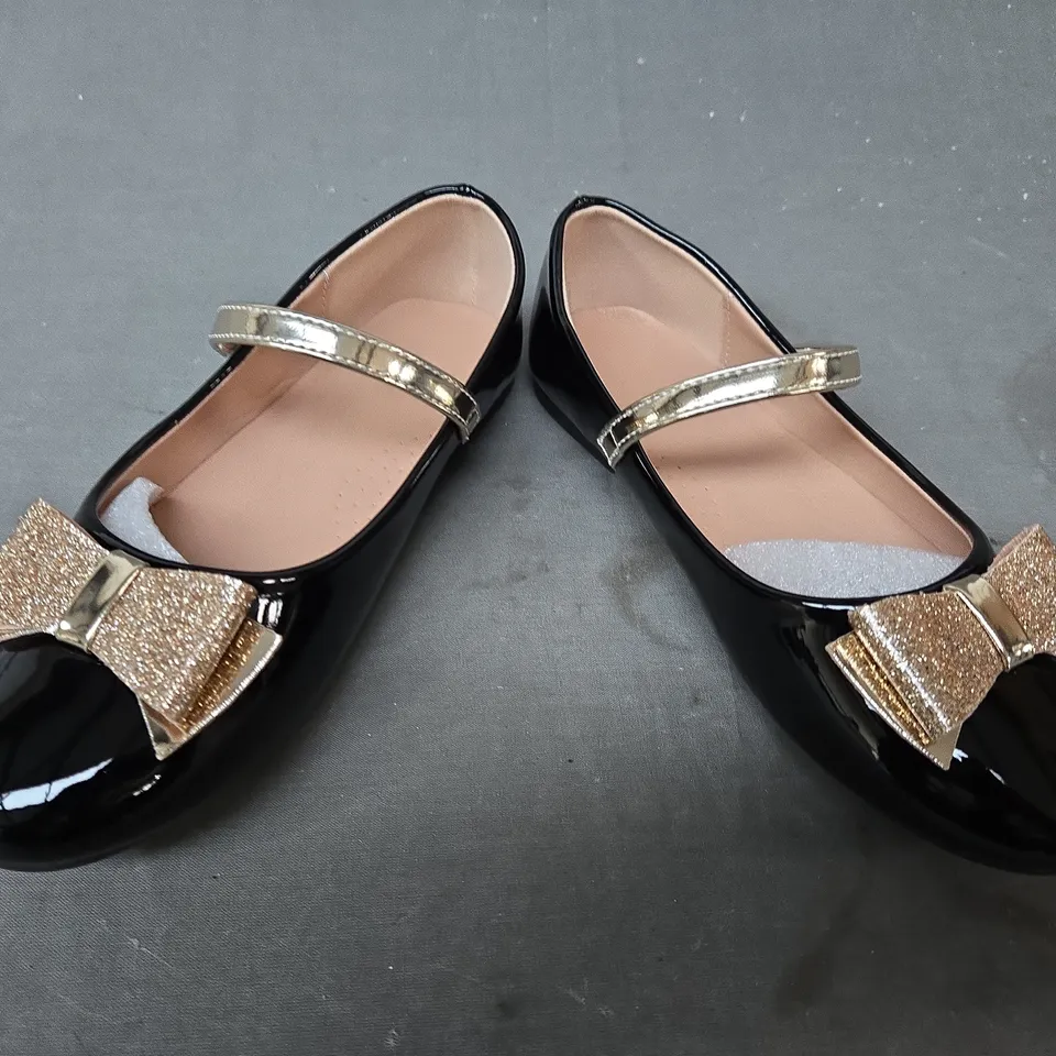 BOXED PAIR OF UNBRANDED SHOES IN GLOSSY BLACK W. GOLD GLITTER BOW DETAIL EU SIZE 35