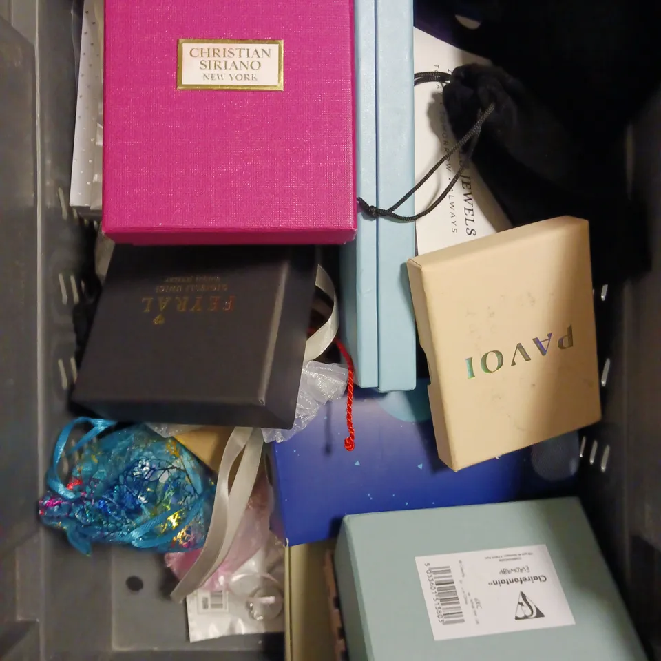 APPROXIMATELY 30 ASSORTED JEWELLERY ITEMS TO INCLUDE RINGS, BRACELETS, NECKLACES ETC	