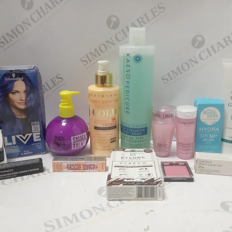 BOX OF APPROX 12 ASSORTED BEAUTY PRODUCTS TO INCLUDE LANCOME COMFORTING TONER, BONDI SANDS FACE FLUID, EYLURE DYBROW #DARK BROWN, ETC 