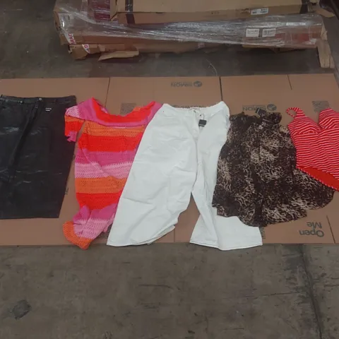 PALLET CONTAINING APPROXIMATELY 600x BRAND NEW ASSORTED DESIGNER CLOTHING ITEMS INCLUDING: SIMPLY BE BATHING SUIT, JEANS, SKIRT, JD WILLIAMS TOPS ECT