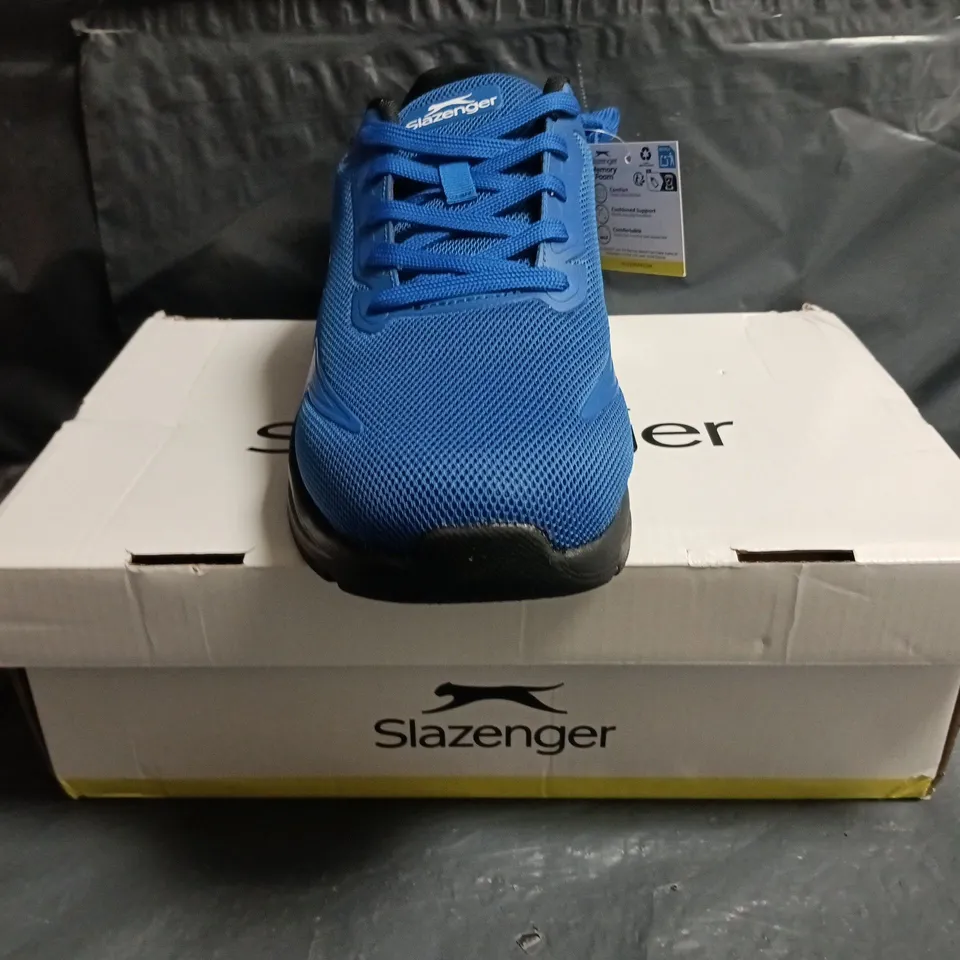 BOXED PAIR OF SLAZENGER ASSENT TRAINERS IN BLUE/BLACK SIZE UK 9