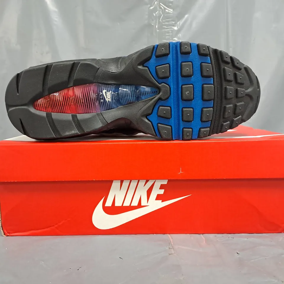 BOXED PAIR OF NIKE AIR MAX SHOES IN MULTICOLOUR SIZE UK 7