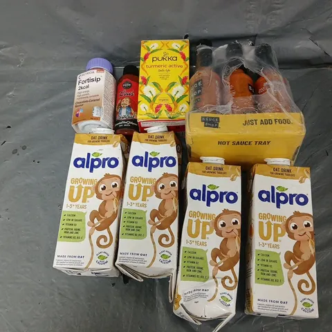 TOTE OF APPROXIMATELY 10 ASSORTED DRINKS AND SAUCES ITEMS TO INCLUDE - HOT SAUCE SAUCE SHOP, ALPRO GROWING UP MILK, AND FORTISIP ETC. 