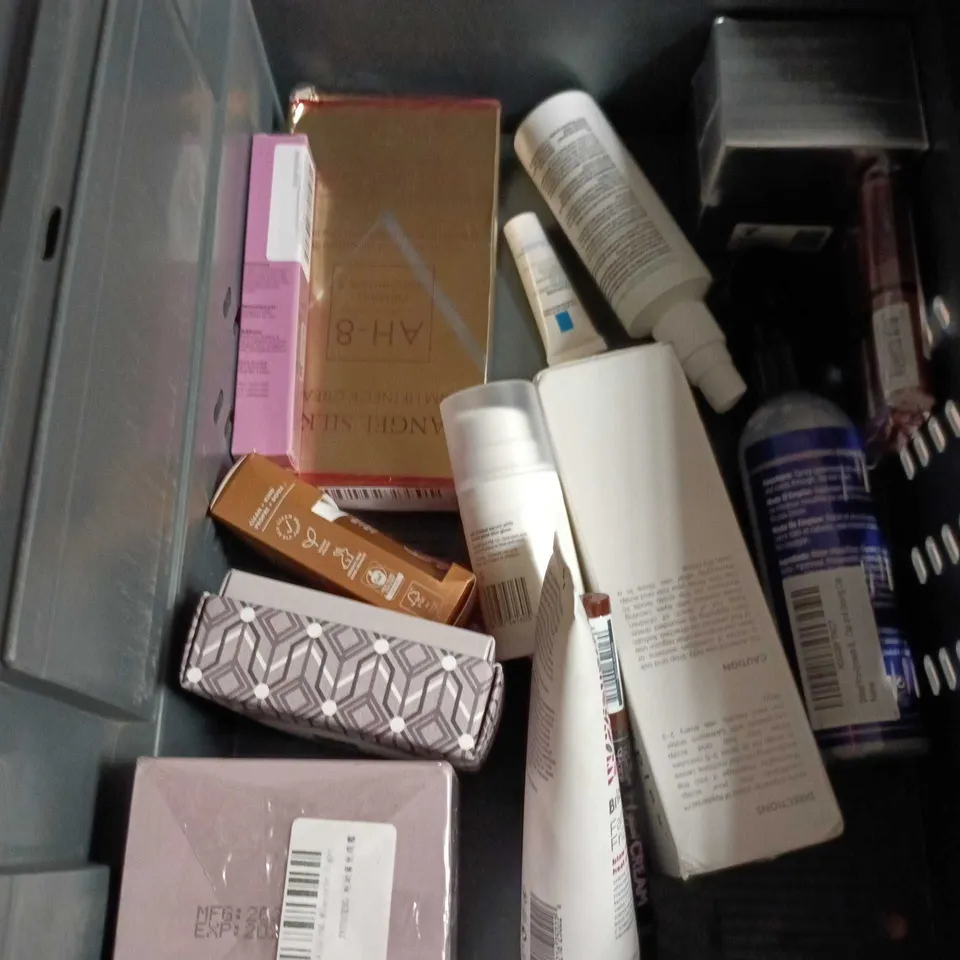 APPROXIMATEY 20 ASSORTED HEALTH AND BEAUTY PRODUCTS TO INCLUDE - DOVE FRUITY NOURISH BODY WASH - DERMOL 200 SHOWER EMOLLIENT AND ROSEMARY & MINT HAIR OIL