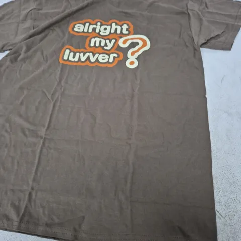 GILDAN ULTRA COTTON T-SHIRT – BROWN WITH 'ALRIGHT MY LUVER?' GRAPHIC (SIZE L)