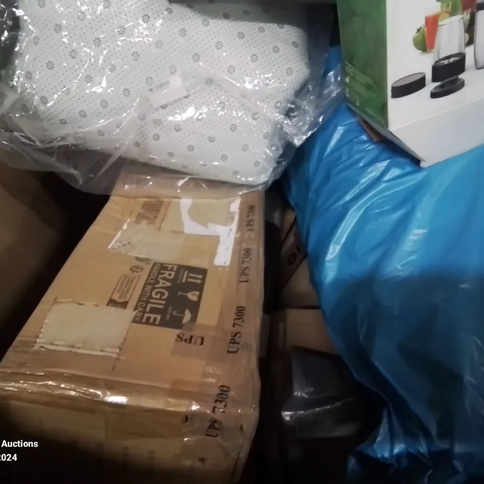 PALLET CONTAINING VARIOUS ASSORTED ITEMS TO INCLUDE: HP 27 INCH MONITOR, PET BED, FAKE PLANT, JUICER ETC.