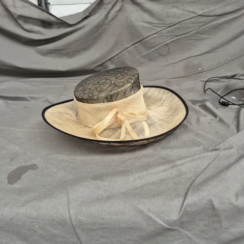 WOMEN'S WIDE-BRIM SUN HAT WITH PATTERNED CROWN AND BEIGE RIBBON