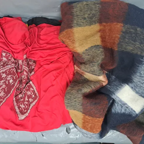 BOX OF APPROXIMATELY 25 ASSORTED CLOTHING AND FASHION ITEMS IN VARIOUS STYLES, SIZES, AND COLOURS