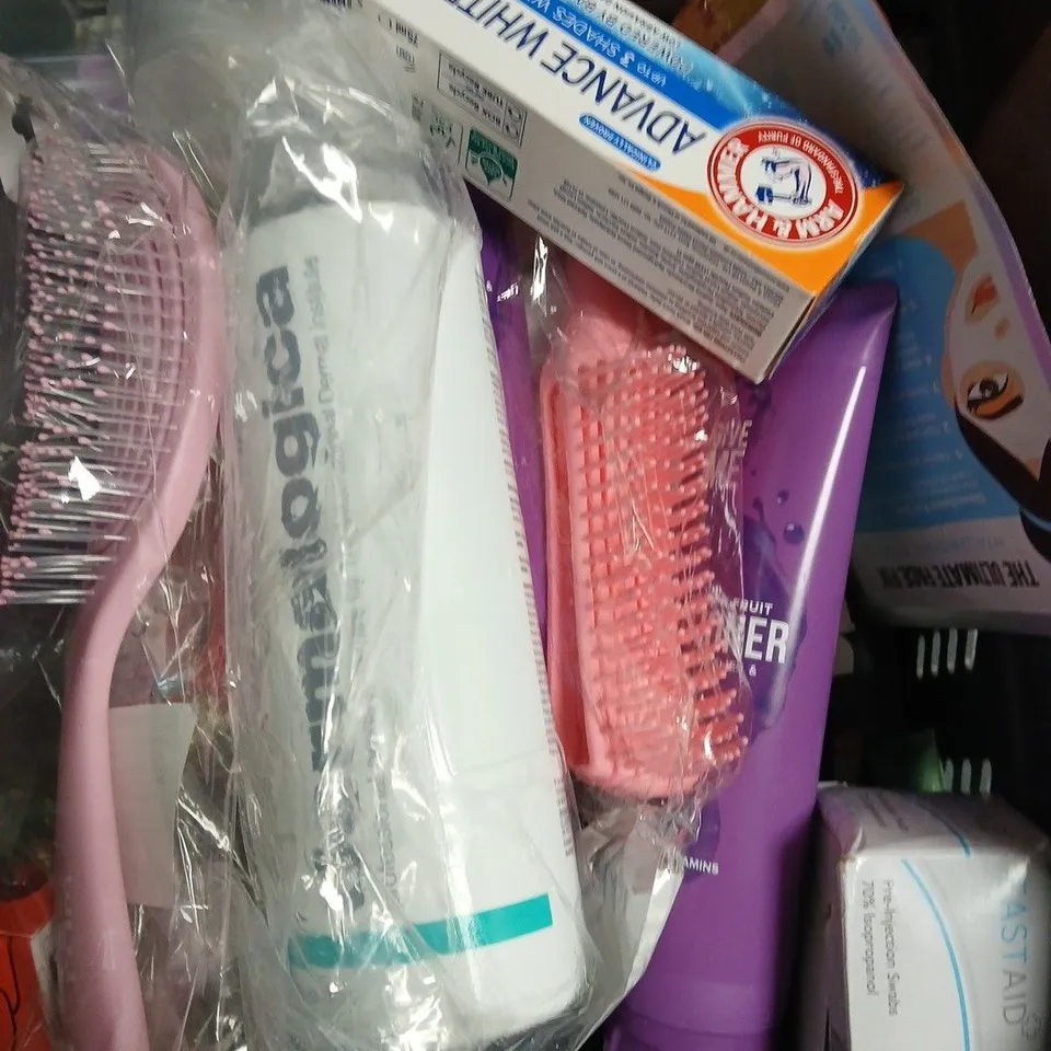 APPROXIMATELY 20 ASSORTED HEALTH & BEAUTY PRODUCTS TO INCLUDE SKINCARE LOTION, ARM & HAMMER TOOTHPASTE, CONDITIONER ETC 