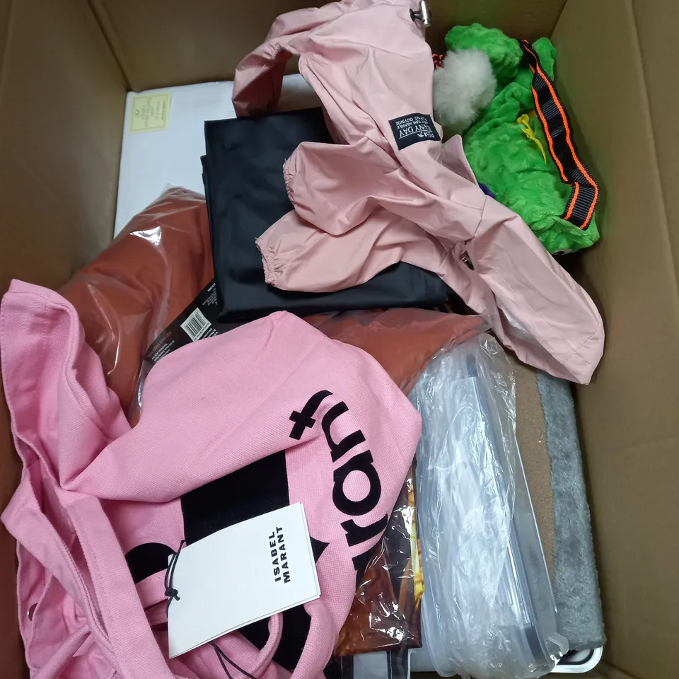 BOX OF APROXIMATELY 20 ASSORTED HOUSEHOLD ITEMS TO INCLUDE BAGS , HOSEPIPES , SPORTS GLOVES 