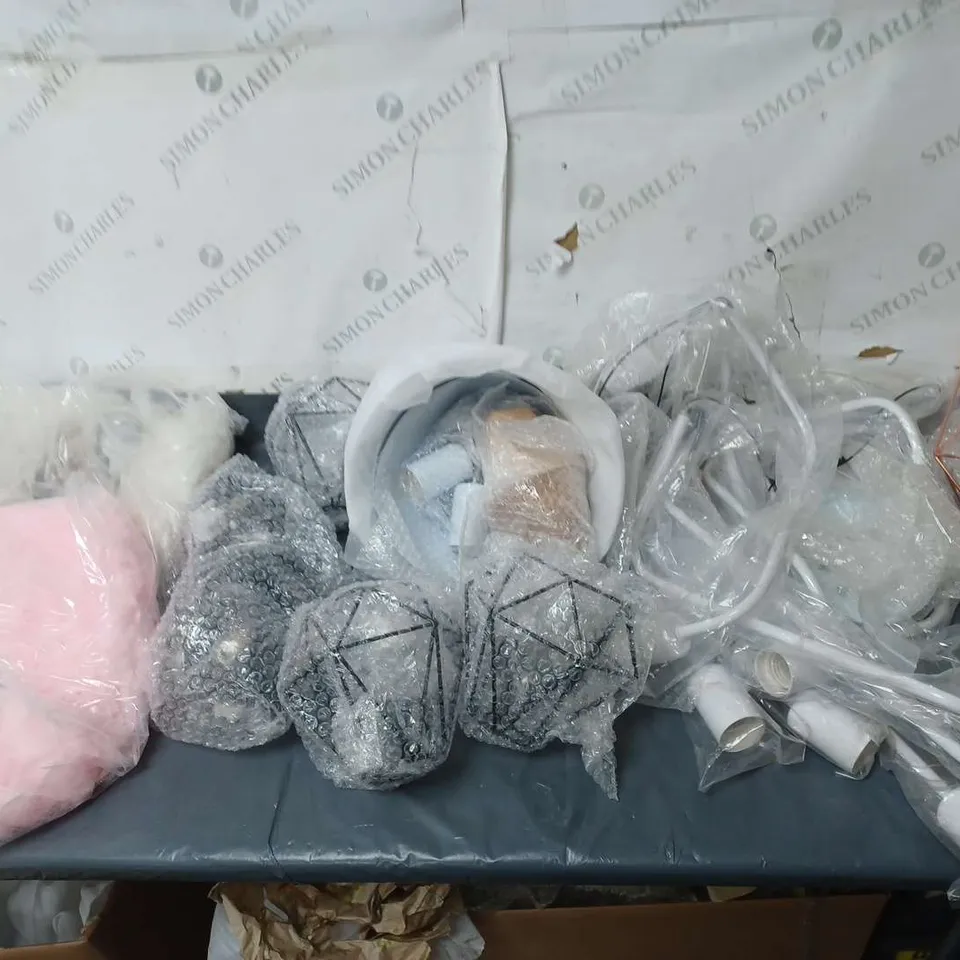 APPROXIMATELY 5 UNBOXED ASSORTED LIGHT PENDANTS IN VARIOUS STYLES ETC. 