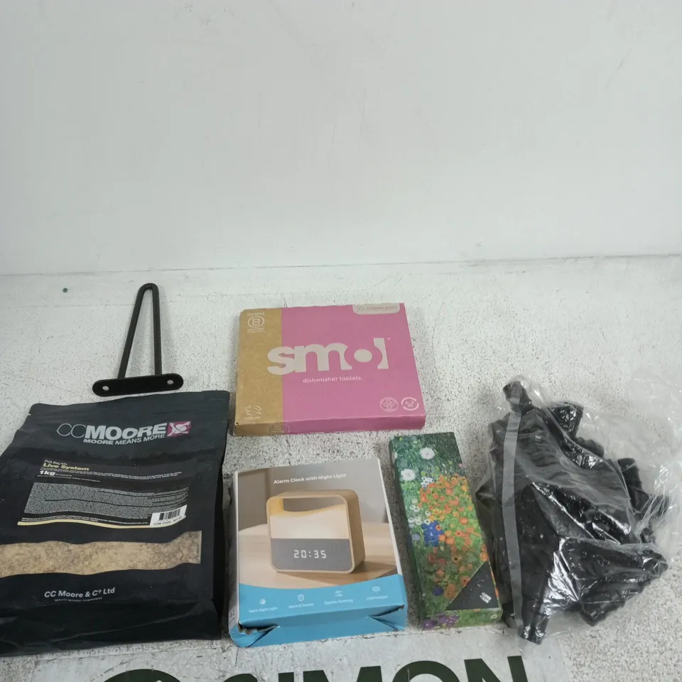 APPROXIMATELY 20 ASSORTED ITEMS INCLUDING THE GIFTED COMPANY KLIMT GIFT POEN SET, UPXNBOR ALARM CLOCK WITH NIGHT LIGHT AND SMOL DISHWASHER TABLETS
