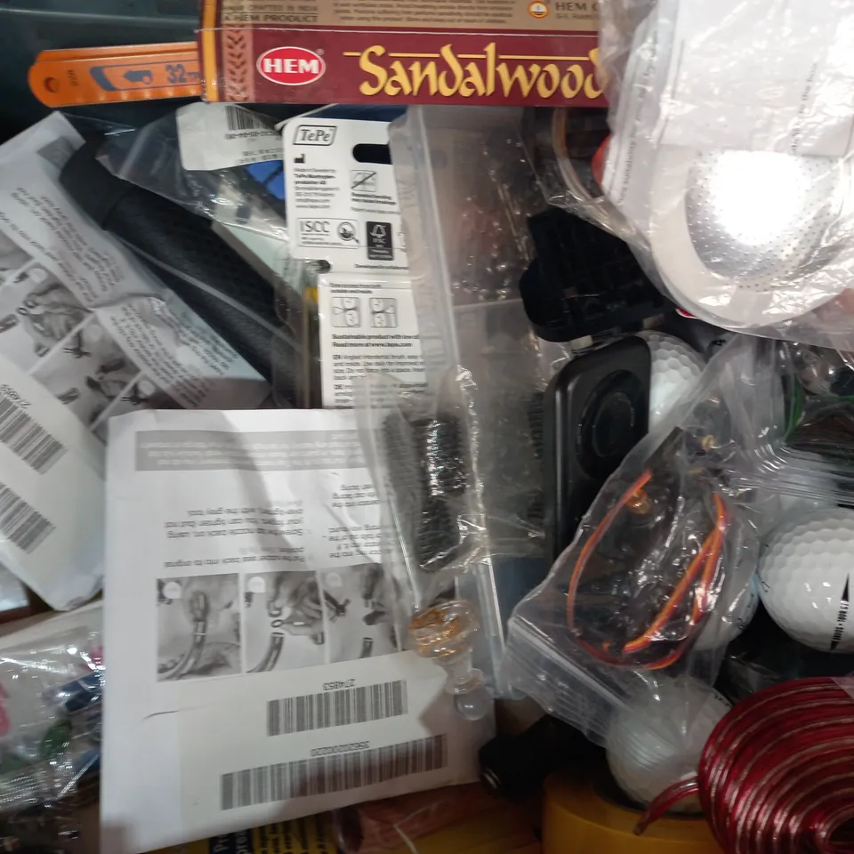 LOT OF APPROXIMATELY 10 ASSORTED HOUSEHOLD ITEMS TO INCLUDE NATURAL AQUARIUM GRAVEL, DYLON FABRIC DYE, GAS LIGHTERS, ETC