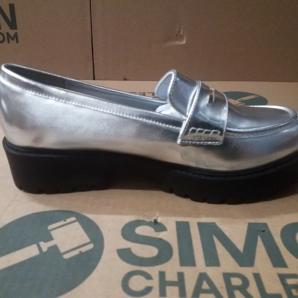 BOX CONTAINING APPROXIMATELY 5 PAIRS OF BRAND NEW SIMPLY BE SILVER DALLAS WIDE PENNY LOAFERS - SIZE 8