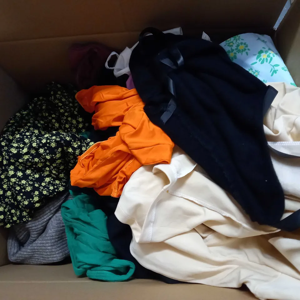 LOT OF APPROX 25 ASSORTED CLOTHING ITEMS VARYING IN SIZE/COLOUR/STYLE TO INCLUDE: TROUSERS, TOPS, DRESSES