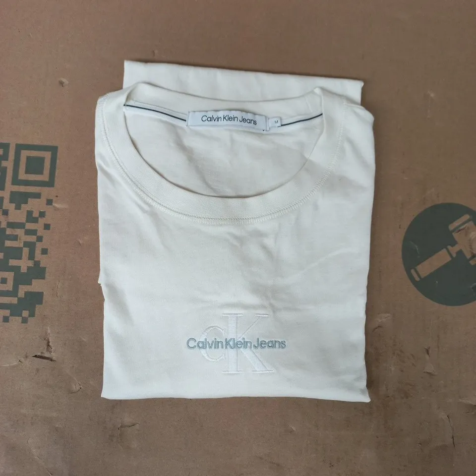 CALVIN KLEIN JEANS SHORT SLEEVE CREW NECK T-SHIRT IN CREAM SIZE MEDIUM