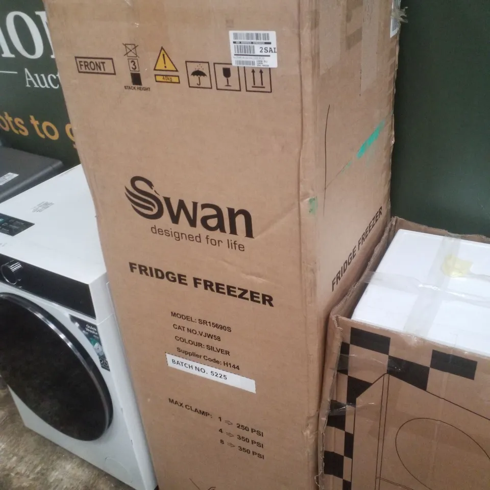 BOXED SWAN SR15690S 48CM WIDE, 50/50 SPLIT FRIDGE FREEZER - SILVER