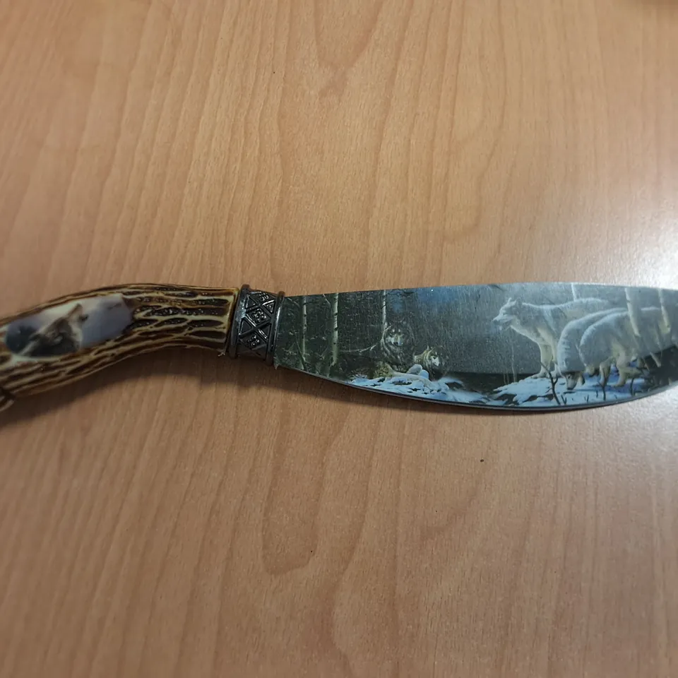 DECORATIVE WOLF THEMED 7" KNIFE