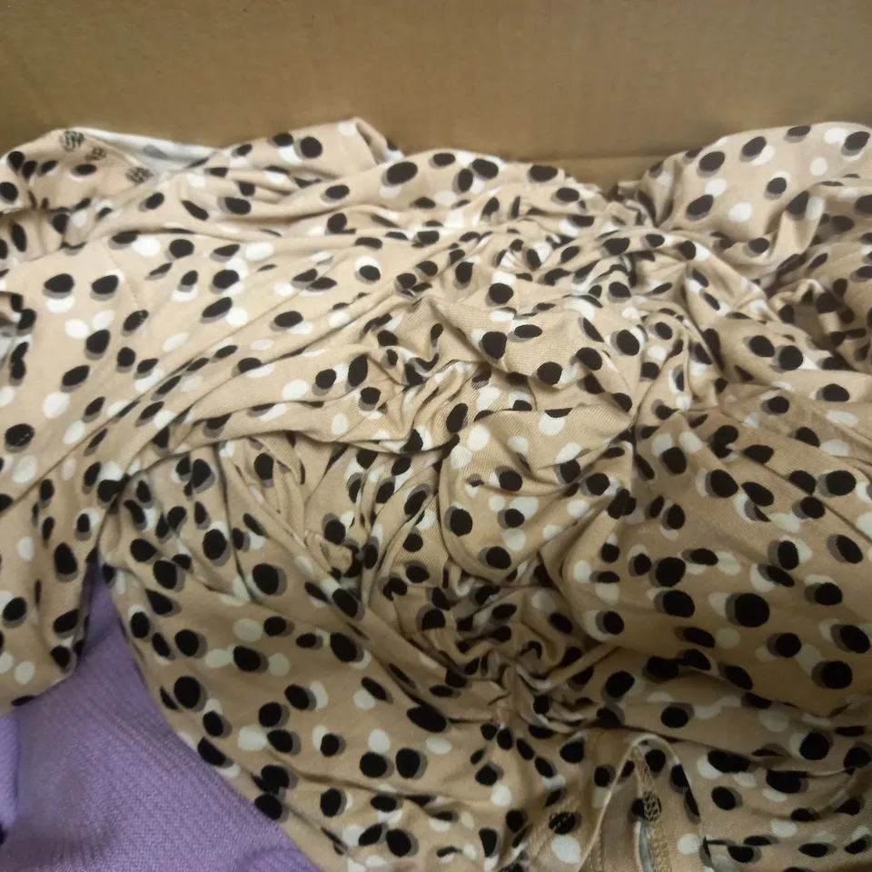 BOX OF APPROX. 10 ASSORTED CLOTHING ITEMS TO INCLUDE - MAISON DE NIMES