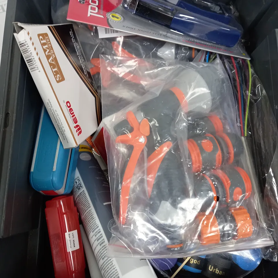 BOX OF APPROXIMATELY 15 ASSORTED ITEMS TO INCLUDE - ELECTRONIC TOOL, STAPLER, 7 PACK FINELINERS ETC
