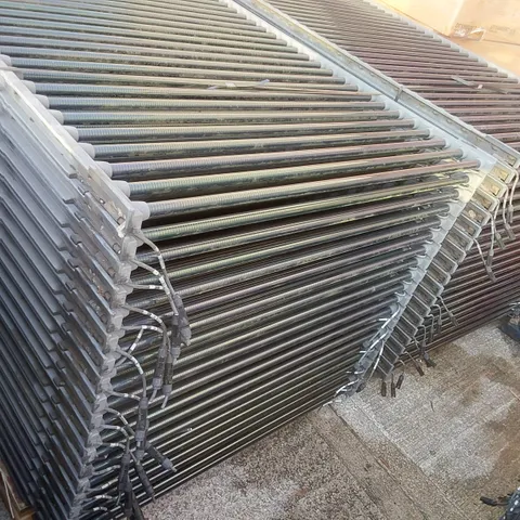 PALLET CONTAINING A LARGE QUANTITY OF SOLYNDRA 200W SOLAR PANELS