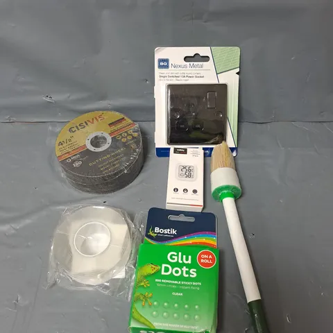 APPROXIMATELY 15 ASSORTED HOUSEHOLD ITEMS TO INCLUDE POWER SOCKET, GLU DOTS, INDOOR THERMOMETER ETC 
