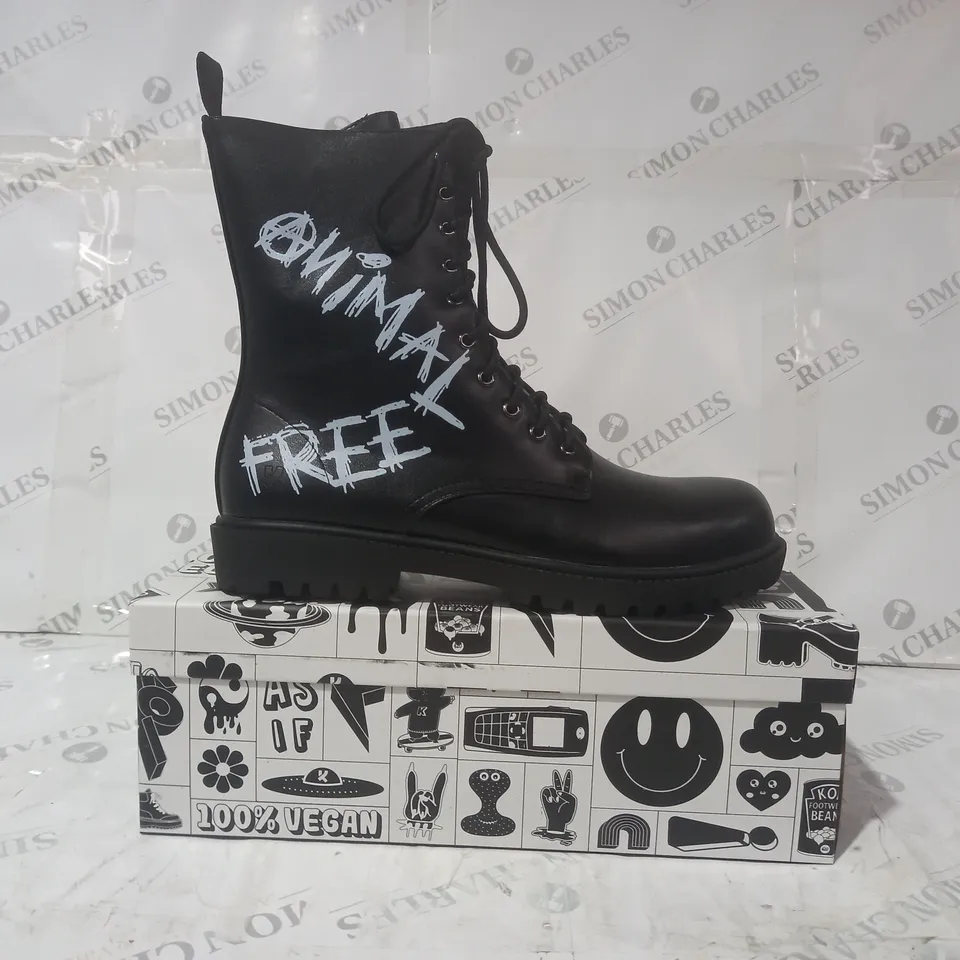BRAND NEW BOXED PAIR OF KOI THE STATEMENT ANIMAL FREE VEGAN LEATHER MEN'S MILITARY BOOTS IN BLACK UK SIZE 10