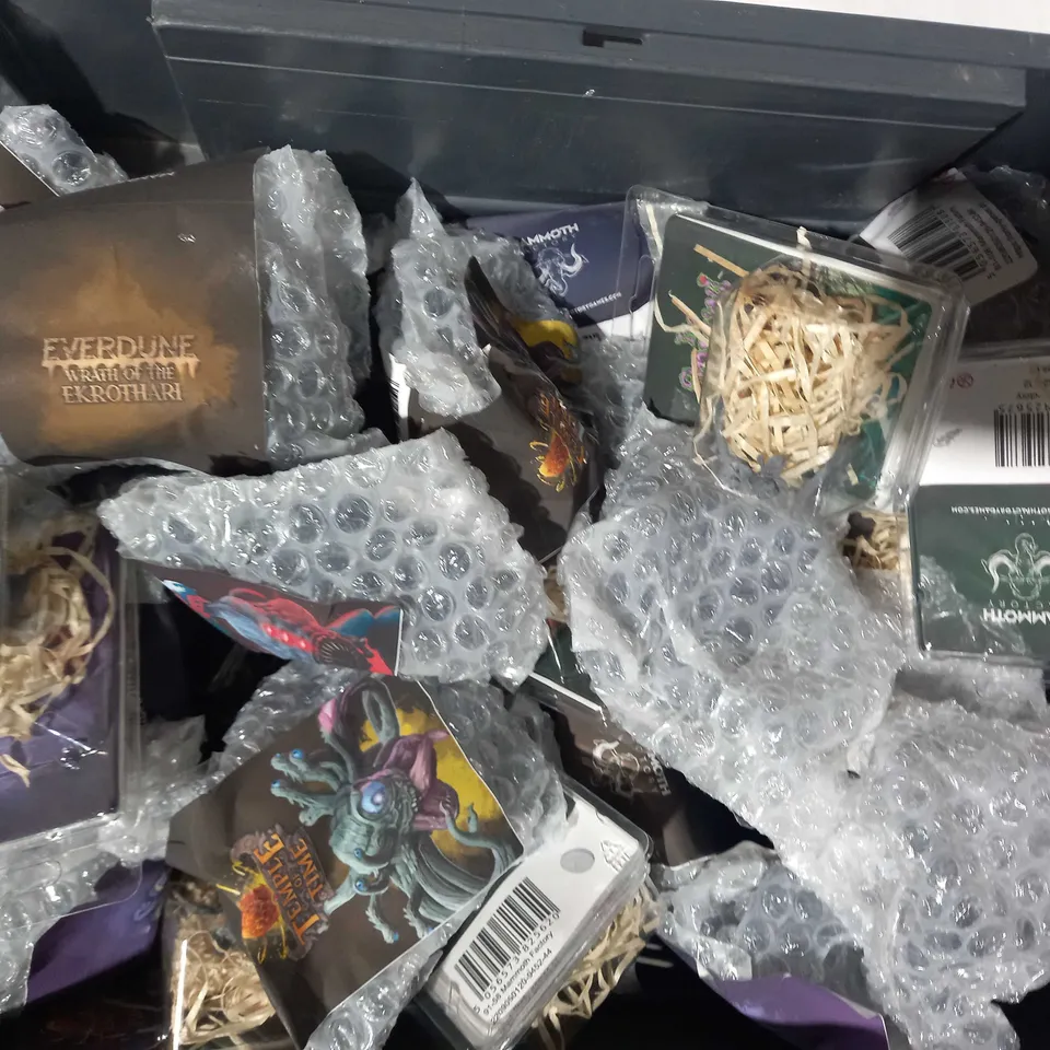 LOT OF APPROXIMATELY 15 ASSORTED TOYS AND GAMES MAINLY CONSISTING OF MAMMOTH FACTORY MINIATURES, ETC
