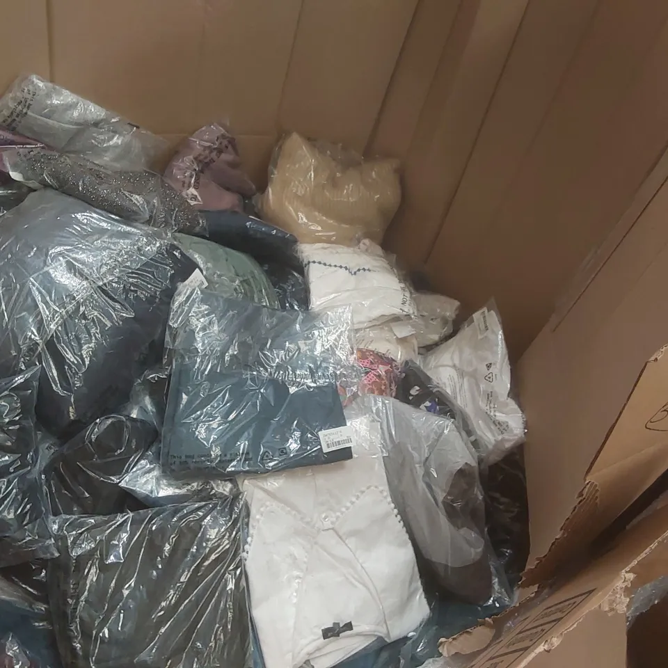 PALLET CONTAINING APPROXIMATELY 300X BRAND NEW ASSORTED DESIGNER CLOTHING ITEMS INCLUDING: JD WILLIAMS DRESSES, TOPS, JEANS ECT