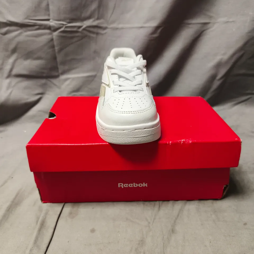 BOXED PAIR OF REEBOK ATR CHILL KIDS SHOES IN WHITE SIZE UK 9