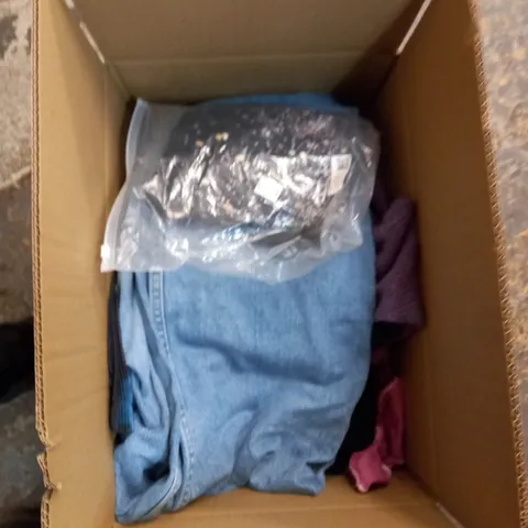 LOT OF ASSORTED CLOTHING ITEMS AND ACCESSORIES TO INCLUDE; T-SHIRTS, JUMPERS ETC
