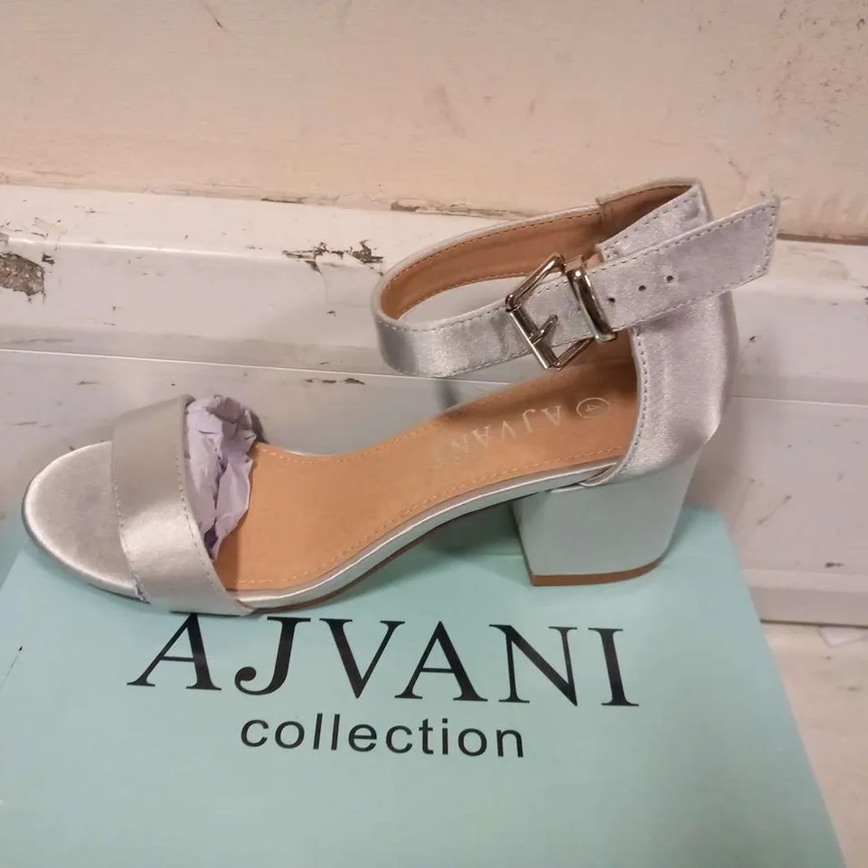 BOXED AJVANI COLLECTION HALLIE SILVER SATIN SIZE 4