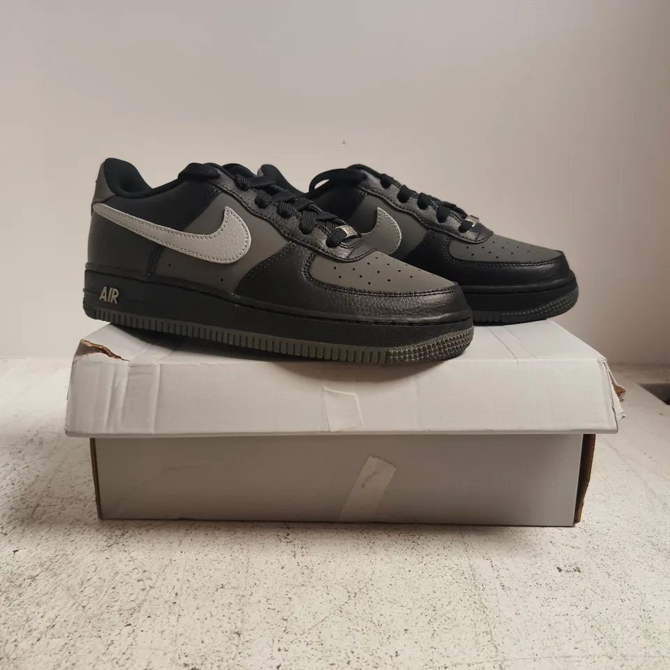 BOXED PAIR OF NIKE AIR FORCE 1 LOW TRAINERS IN BLACK/GREY SIZE UK 5