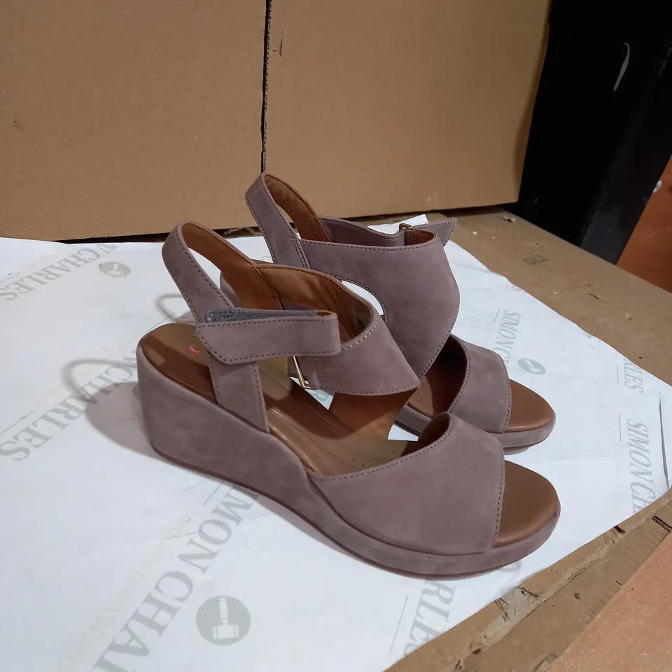 OUTLET CLARKS UN PLAZA CROSS SLINGBACK SANDAL STANDARD FIT - UK SIZE 7, BROWN NUBUCK 