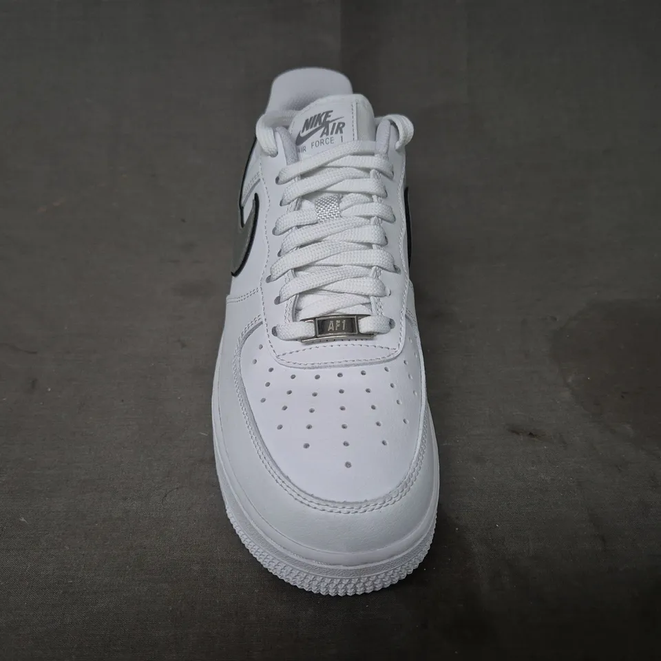 BRAND NEW BOXED PAIR OF NIKE WOMEN'S AIR FORCE 1 '07 ESS SHOES IN WHITE/METALLIC SILVER UK SIZE 6.5