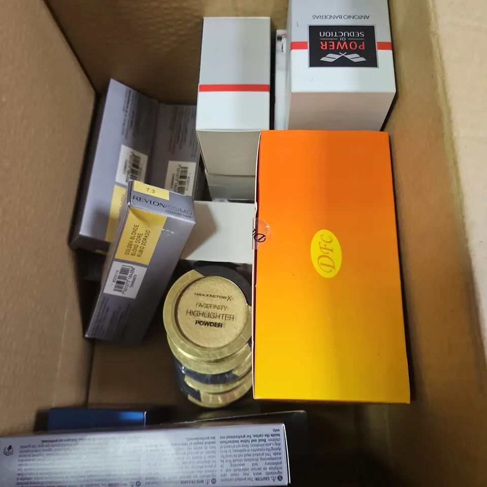 BOX OF APPROXIMATELY 15 ASSORTED COSMETIC PRODUCTS TO INCLUDE - SKIN RESEARCH ANTI-AGEING DUO MOISTURISER - MOROCCANOIL LUMINOUS HAIRSPRAY - ANTONIO BANDERAS EAU DE TOILETTE - ETC