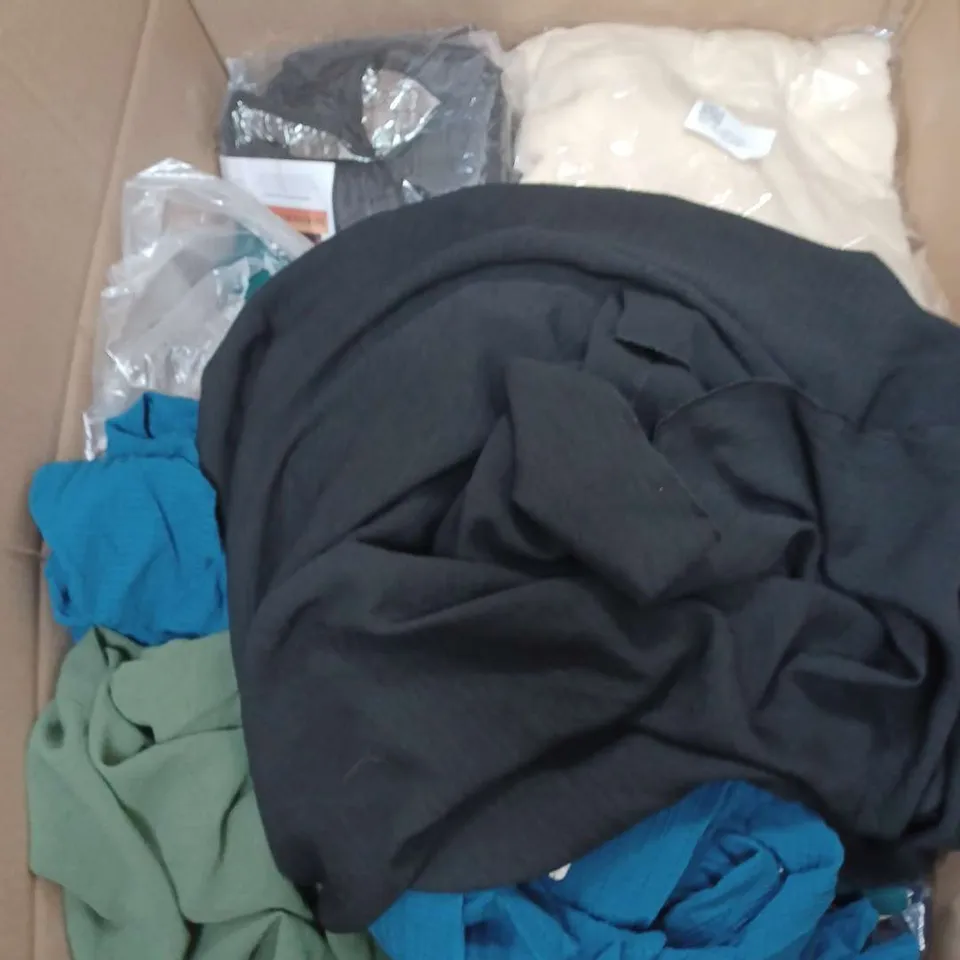BOX OF APPROXIMATELY 22 ASSORTED CLOTHING ITEMS TO INCLUDE - BAG , SOCKS , TROUSERS ETC