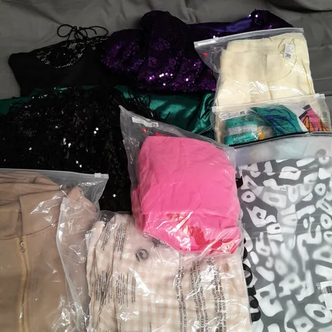 BOX OF APPROXIMATELY 25 ASSORTED CLOTHING ITEMS TO INCLUDE DRESSES, TOPS, SHORT SET ETC