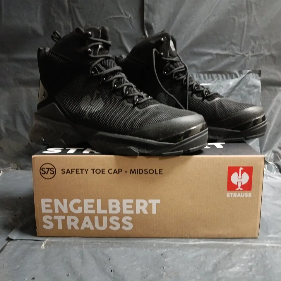 BOXED PAIR OF STRAUSS SAFETY TOE CAP + MIDSOLE ANKLE BOOTS IN BLACK SIZE UK 10.5