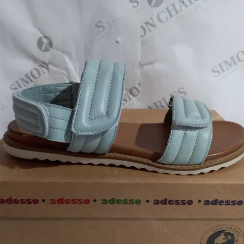 BOXED PAIR OF ADESSO LEATHER OPEN TOE FLAT SANDAL - SIZE 7