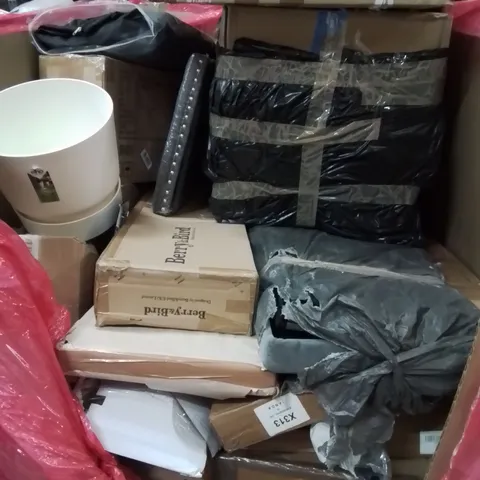PALLET CONTAINING VARIOUS ASSORTED BOXED HOUSEHOLD ITEMS TO INCLUDE: BIRD TABLE/FEEDER, FURNITURE PARTS AND LOTS MORE UNMARKED BOXED ITEMS 